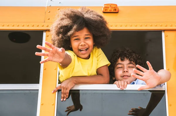 Ομάδα Νεαρών Μαθητών Που Φοιτούν Δημοτικό Σχολείο Κίτρινο Σχολικό Λεωφορείο — Φωτογραφία Αρχείου