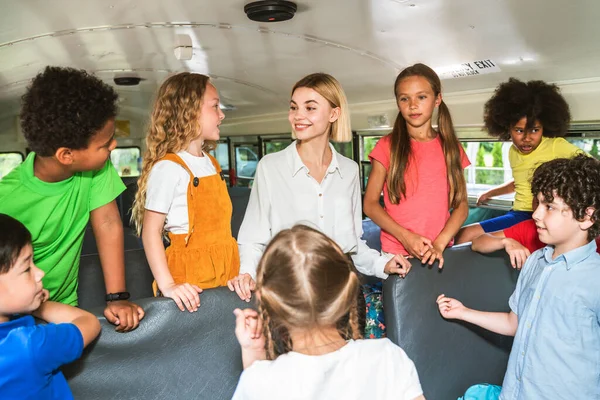 Gruppo Giovani Studenti Che Frequentano Scuola Primaria Uno Scuolabus Giallo — Foto Stock