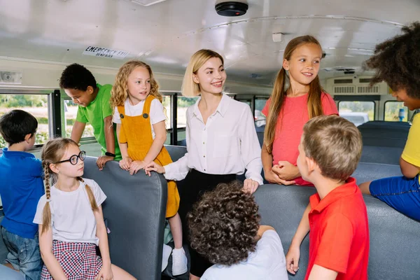 Gruppo Giovani Studenti Che Frequentano Scuola Primaria Uno Scuolabus Giallo — Foto Stock