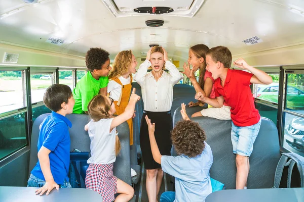 乘黄色校车上学的小学生小组 小学生玩得很开心 — 图库照片