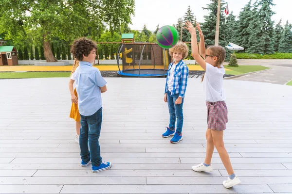 Grupo Multirracial Niños Jugando Patio Recreo Durante Descanso Estudiantes Primaria —  Fotos de Stock