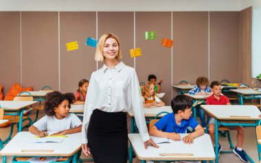 İlkokuldaki çok ırklı çocuklar, okul ve sınıf arkadaşlarıyla eğlenen eğlenceli öğrenciler.