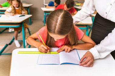 İlkokuldaki çok ırklı çocuklar, okul ve sınıf arkadaşlarıyla eğlenen eğlenceli öğrenciler.