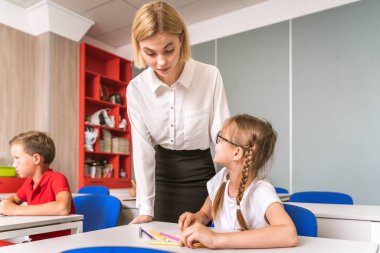 İlkokuldaki çok ırklı çocuklar, okul ve sınıf arkadaşlarıyla eğlenen eğlenceli öğrenciler.