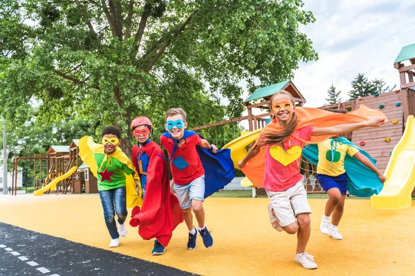 Grupo Multirracial Jóvenes Escolares Que Usan Disfraces Superhéroes Divierten Aire —  Fotos de Stock