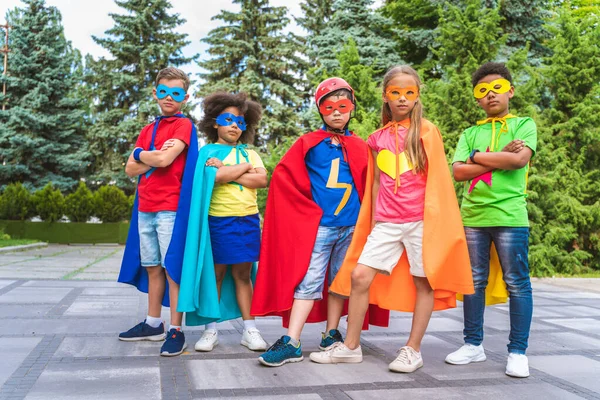 Groupe Multiracial Jeunes Écoliers Portant Des Costumes Super Héros Amusant — Photo