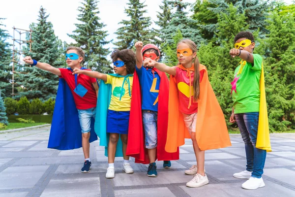 Wielorasowa Grupa Młodych Uczniów Kostiumach Superbohatera Zabawy Świeżym Powietrzu — Zdjęcie stockowe