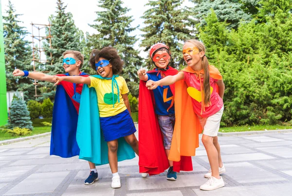 Wielorasowa Grupa Młodych Uczniów Kostiumach Superbohatera Zabawy Świeżym Powietrzu — Zdjęcie stockowe
