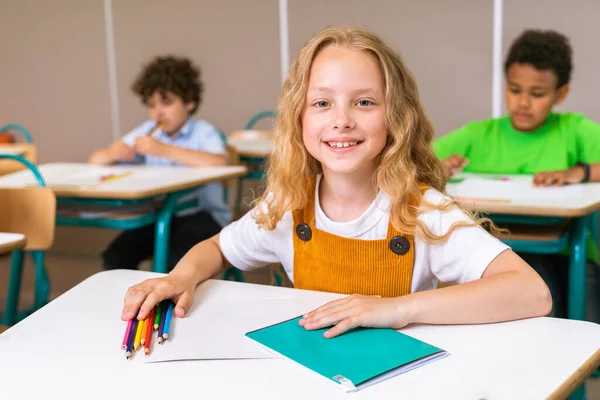 Grupo Multirracial Crianças Escola Primária Alunos Brincalhões Desfrutando Tempo Escola — Fotografia de Stock