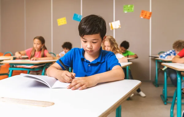 Grupo Multirracial Crianças Escola Primária Alunos Brincalhões Desfrutando Tempo Escola — Fotografia de Stock