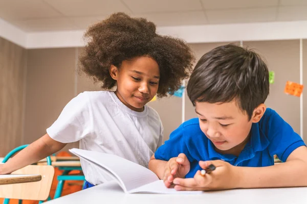 Gruppo Multietnico Bambini Della Scuola Primaria Scolaretti Giocherelloni Che Divertono — Foto Stock