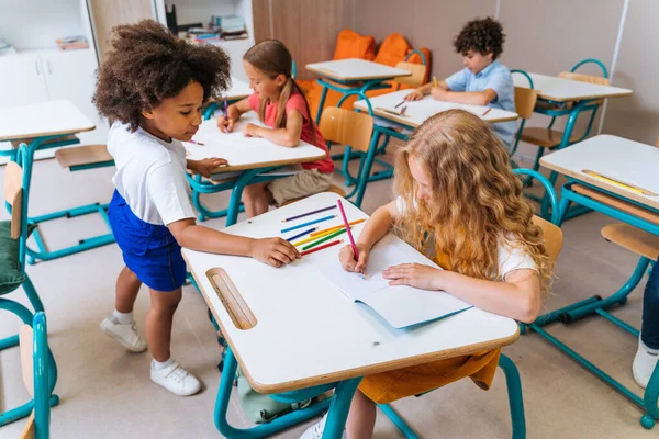 Gruppo Multietnico Bambini Della Scuola Primaria Scolaretti Giocherelloni Che Divertono — Foto Stock