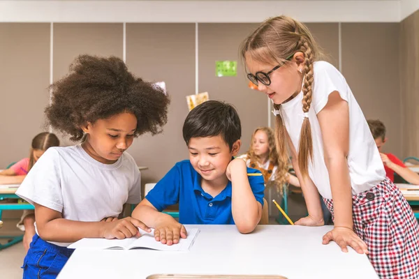 Grupo Multirracial Crianças Escola Primária Alunos Brincalhões Desfrutando Tempo Escola — Fotografia de Stock