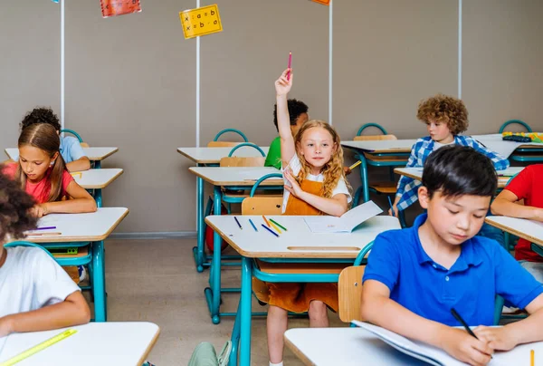 Grupo Multirracial Niños Escuela Primaria Escolares Lúdicos Disfrutando Del Tiempo —  Fotos de Stock