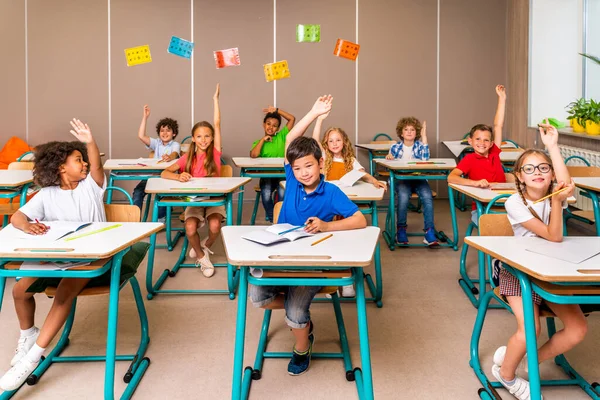 Grupo Multirracial Niños Escuela Primaria Escolares Lúdicos Disfrutando Del Tiempo —  Fotos de Stock