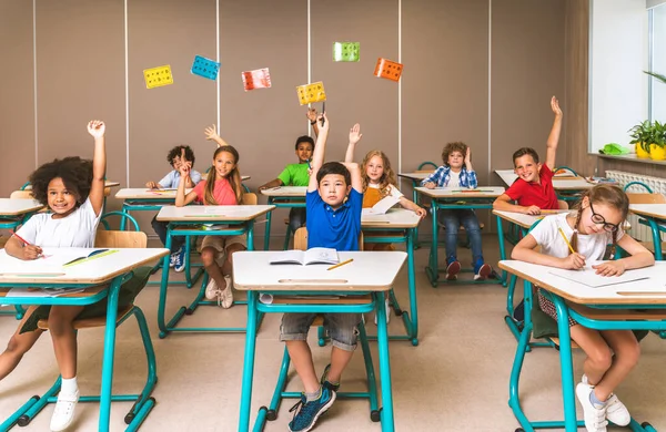 Grupo Multirracial Crianças Escola Primária Alunos Brincalhões Desfrutando Tempo Escola — Fotografia de Stock