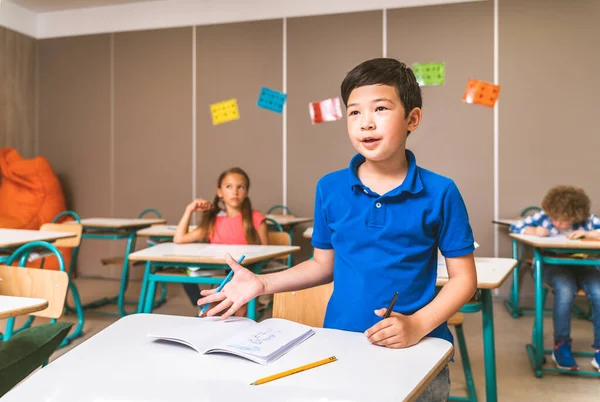 Grupo Multirracial Crianças Escola Primária Alunos Brincalhões Desfrutando Tempo Escola — Fotografia de Stock