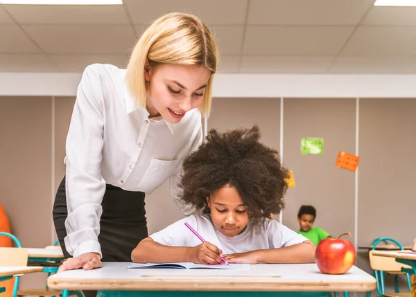 Grupo Multirracial Niños Escuela Primaria Escolares Lúdicos Disfrutando Del Tiempo —  Fotos de Stock