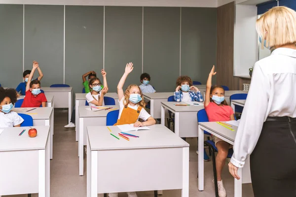 국민학교에 다니는 인종으로 이루어진 어린이들 장난을 좋아하는 학생들 교사와 급우들 — 스톡 사진