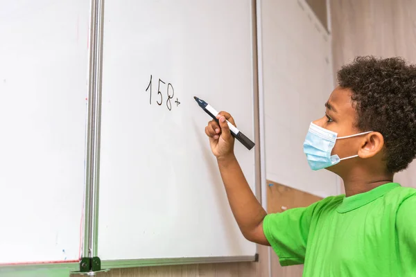 Grupo Multirracial Niños Escuela Primaria Escolares Lúdicos Disfrutando Del Tiempo —  Fotos de Stock