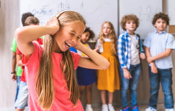 Gruppo Multietnico Bambini Della Scuola Primaria Scolaretti Giocherelloni Che Divertono — Foto Stock