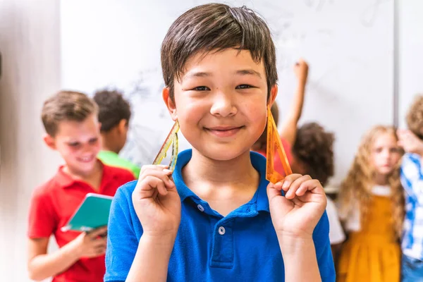 Grupo Multirracial Niños Escuela Primaria Escolares Lúdicos Disfrutando Del Tiempo —  Fotos de Stock