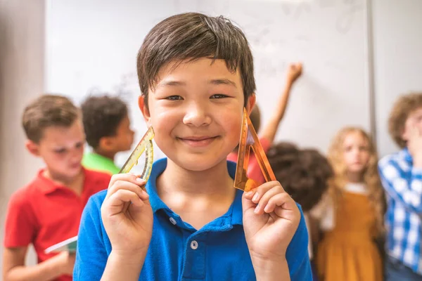 Grupo Multirracial Niños Escuela Primaria Escolares Lúdicos Disfrutando Del Tiempo —  Fotos de Stock