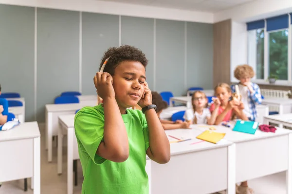 Grupo Multirracial Crianças Escola Primária Alunos Brincalhões Desfrutando Tempo Escola — Fotografia de Stock