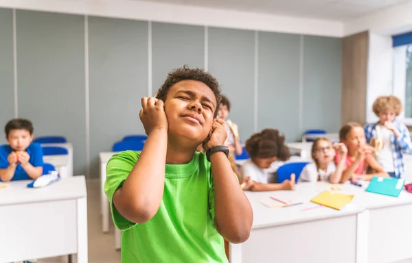 Grupo Multirracial Crianças Escola Primária Alunos Brincalhões Desfrutando Tempo Escola — Fotografia de Stock