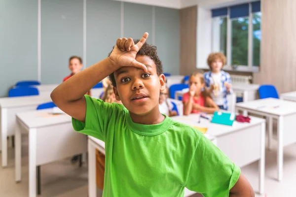Lkokuldaki Çok Irklı Çocuklar Okul Sınıf Arkadaşlarıyla Eğlenen Eğlenceli Öğrenciler — Stok fotoğraf