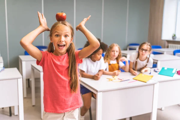 Gruppo Multietnico Bambini Della Scuola Primaria Scolaretti Giocherelloni Che Divertono — Foto Stock