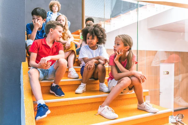 Gruppo Multietnico Bambini Della Scuola Primaria Scolaretti Giocherelloni Che Divertono — Foto Stock