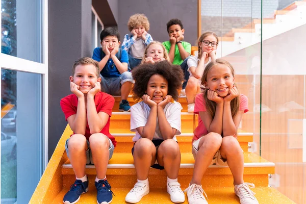 Grupo Multirracial Niños Escuela Primaria Escolares Lúdicos Disfrutando Del Tiempo —  Fotos de Stock