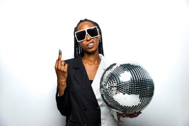 Güzel afro-amerikan kadın saçını örüyor ve şık kıyafetler giyiyor - Stüdyoda genç siyah bir kızın portresi