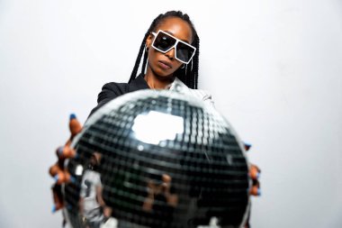 Güzel afro-amerikan kadın saçını örüyor ve şık kıyafetler giyiyor - Stüdyoda genç siyah bir kızın portresi