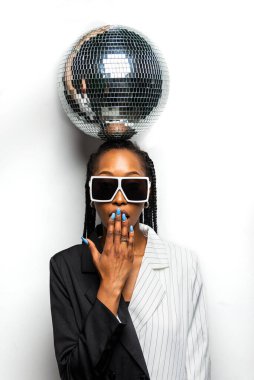 Güzel afro-amerikan kadın saçını örüyor ve şık kıyafetler giyiyor - Stüdyoda genç siyah bir kızın portresi