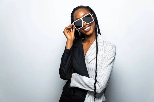 Mooie Afro Amerikaanse Vrouw Met Afro Pigtails Kapsel Stijlvolle Kleding — Stockfoto