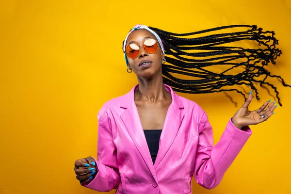 Vacker Afro Amerikansk Kvinna Med Afro Pigtails Frisyr Och Snygga — Stockfoto