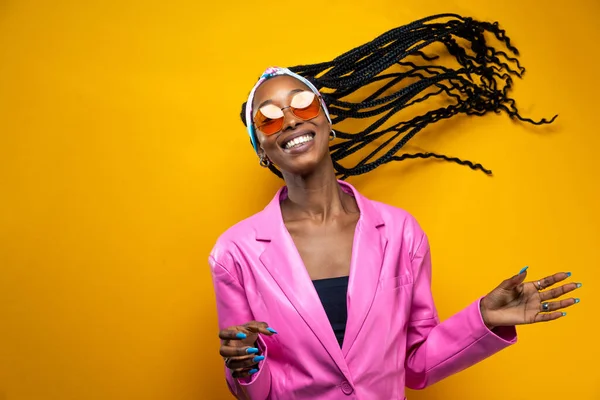 Güzel Afro Amerikan Kadın Saçını Örüyor Şık Kıyafetler Giyiyor Stüdyoda — Stok fotoğraf