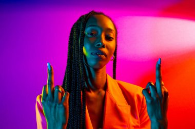 Güzel afro-amerikan kadın saçını örüyor ve şık kıyafetler giyiyor - Stüdyoda genç siyah bir kızın portresi