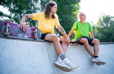 Profesyonel kaykaycılar kaykay parkında eğleniyor.