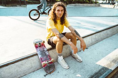 Profesyonel kaykaycılar kaykay parkında eğleniyor.