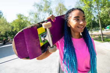 Profesyonel kaykaycılar kaykay parkında eğleniyor.