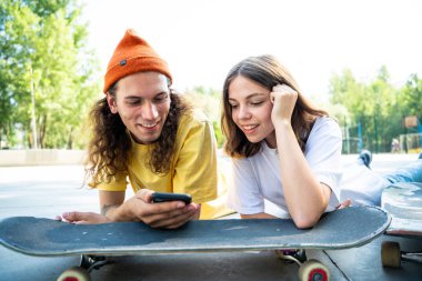 Profesyonel kaykaycılar kaykay parkında eğleniyor.