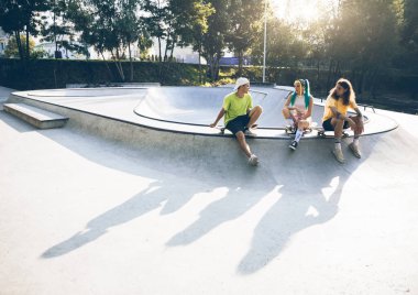 Profesyonel kaykaycılar kaykay parkında eğleniyor.