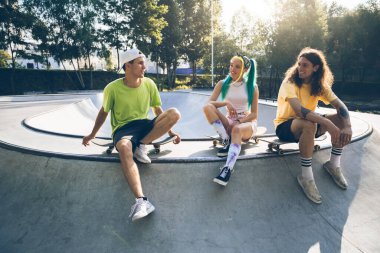 Profesyonel kaykaycılar kaykay parkında eğleniyor.