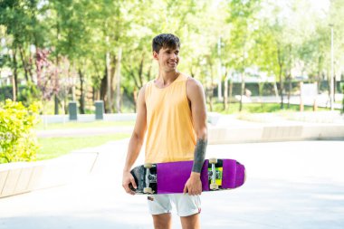 Profesyonel kaykaycılar kaykay parkında eğleniyor.