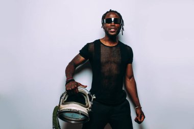 Gelecekçi bir astronotun sinematik görüntüsü. Modern gözlüklü ve astronot kasklı bir adam.