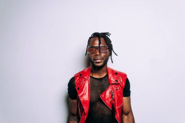 Kırmızı deri ceket giyen yakışıklı bir adam. Gelecekçi siber punk tarzı. Beyaz arkaplanda stüdyo ışığı görüntüsü