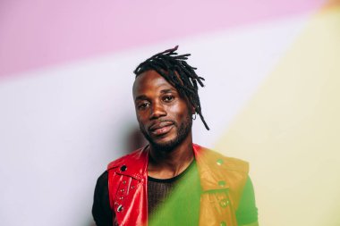 Kırmızı deri ceket giyen yakışıklı bir adam. Gelecekçi siber punk tarzı. Beyaz arkaplanda stüdyo ışığı görüntüsü